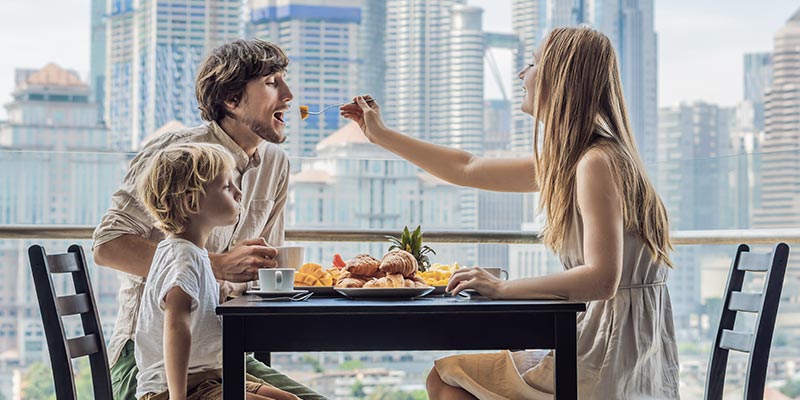 バルコニーで食事をする家族